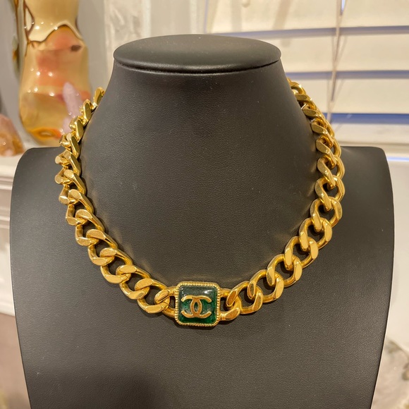 ✨💚Gorgeous Chanel 2020 Resin CC Curb Link Choker Gold Tone Necklace💚✨ - Picture 6 of 12